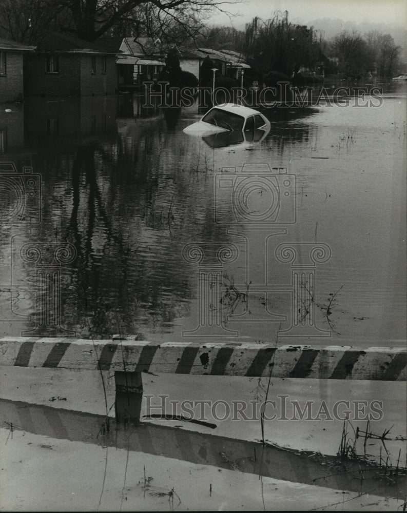 1981 Flooding in Birmingham, Alabama, West on Avenue U From 11th St. - Historic Images