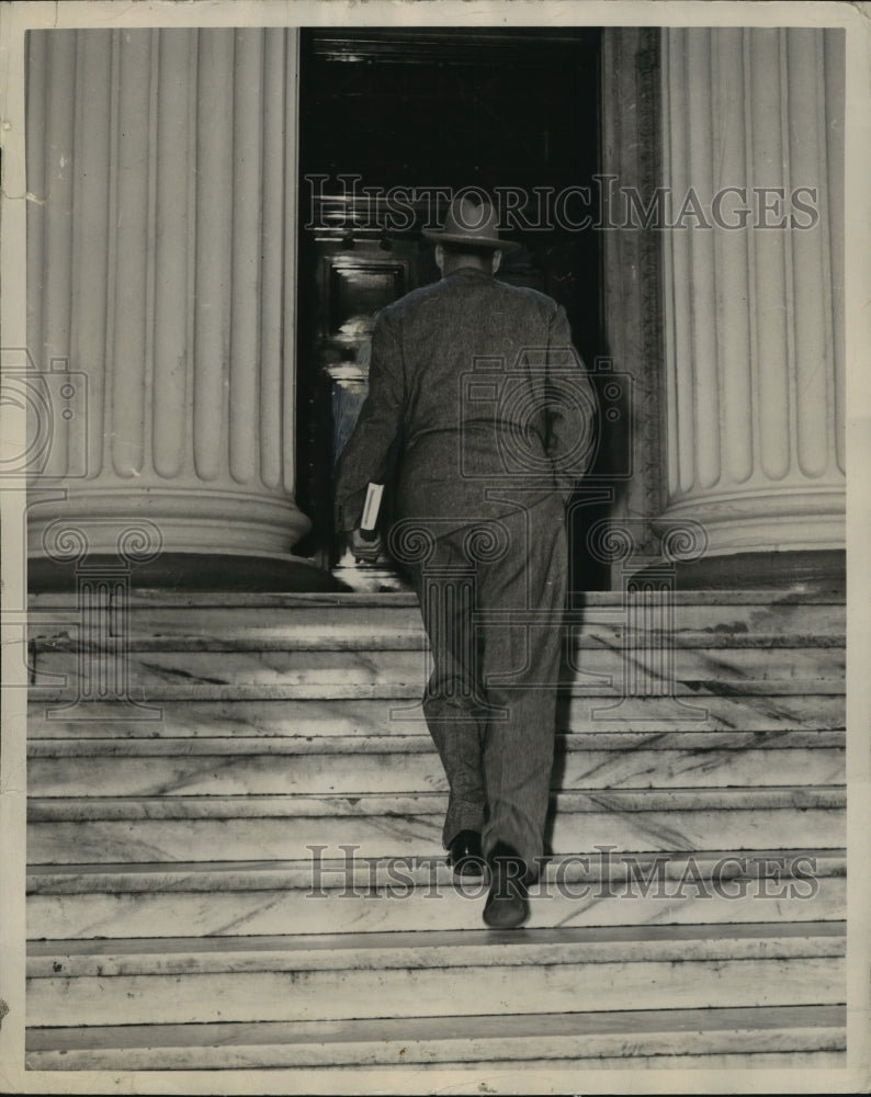 1947 Press Photo James E. Folsom, Governor of Alabama entering courthouse - Historic Images