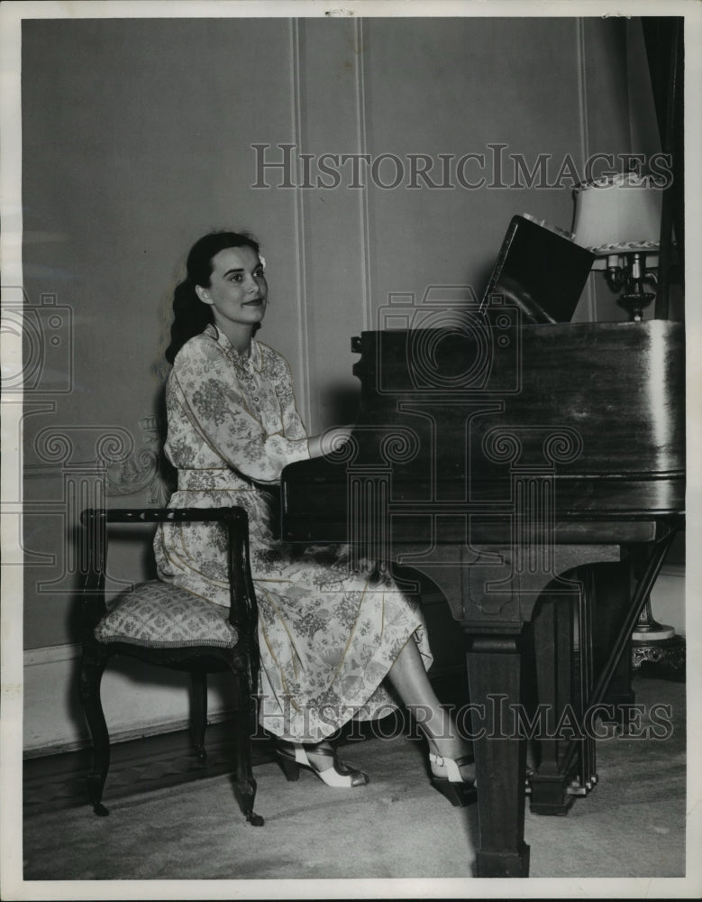 1948 Mrs. James E. Folsom, playing piano, Alabama - Historic Images