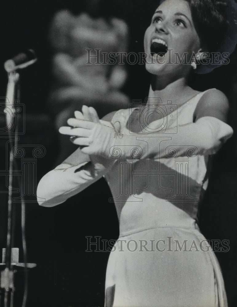 1965, Linda Folsom sings at Miss Alabama contest - abna13655 - Historic Images