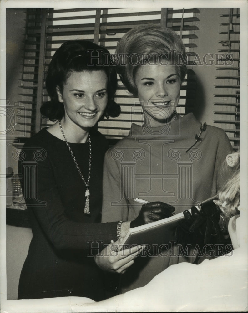 1967, Linda Folsom, Miss Alabama 1965 signs autograph - abna13657 - Historic Images