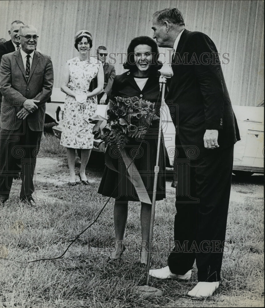 1965, Linda Folsom, Miss Alabama 1965 receives roses - abna13659 - Historic Images