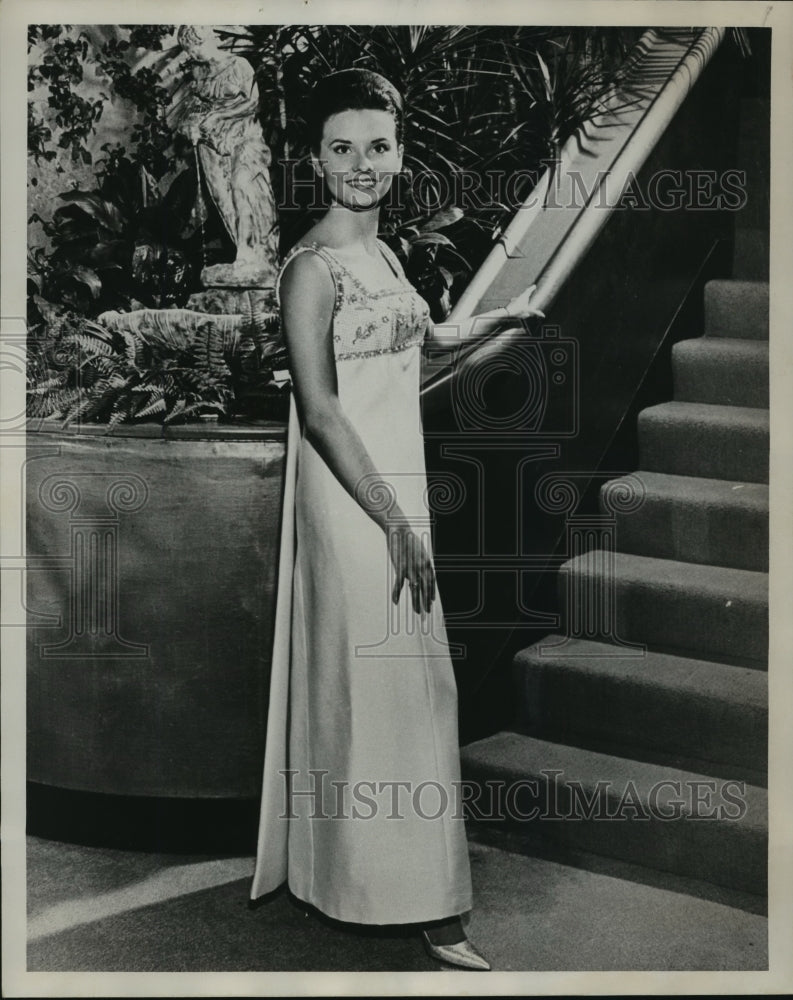 1967 Press Photo Linda Folsom, Miss Alabama 1965 at dinner - abna13660 - Historic Images