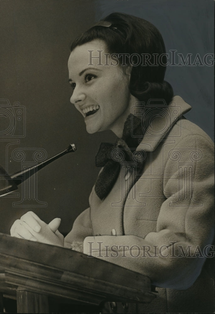 1966 Linda Folsom, Miss Alabama 1965 speaks at podium-Historic Images