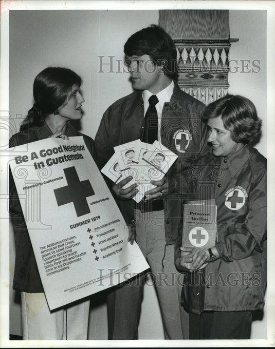 1979, Alabama Division Red Cross volunteers with brochures in Spanish - Historic Images