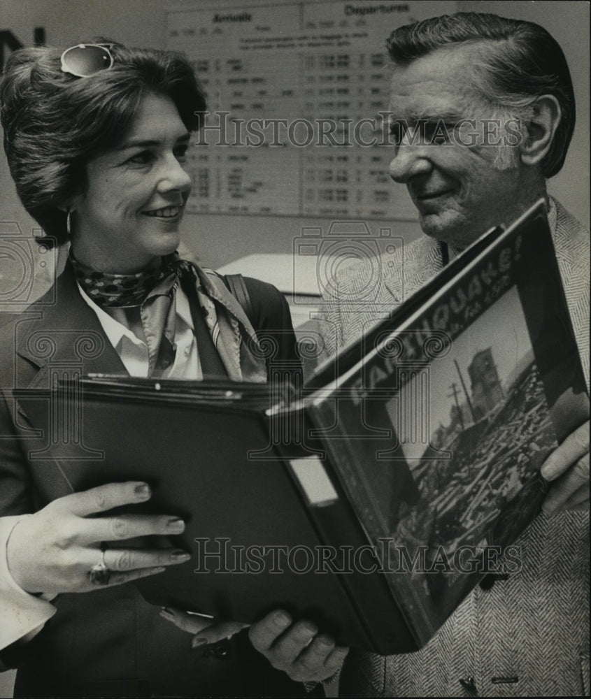 1976 Bloomer and Mrs. Harris Whitbeck read book on earthquakes - Historic Images