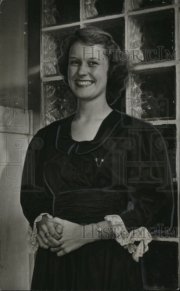 1949 Press Photo Gwen Harmon, singer, Birmingham, Alabama - abna13710 - Historic Images