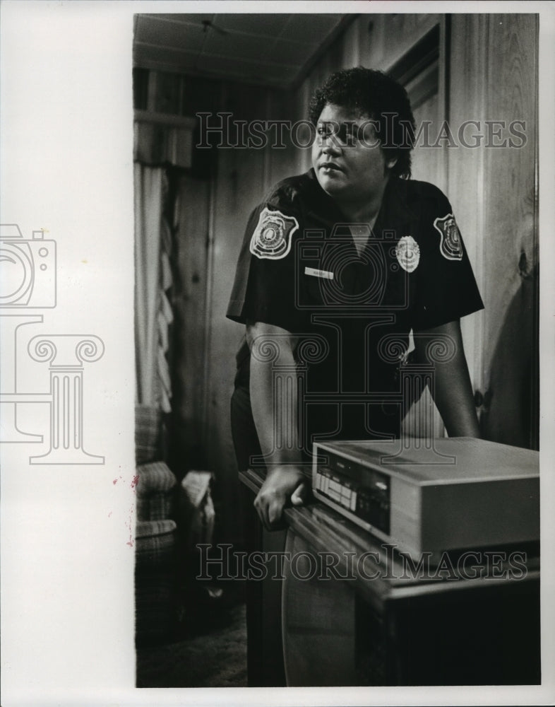 1986 Policewoman Beverly Hardy with VCR man tried to steel, Alabama - Historic Images