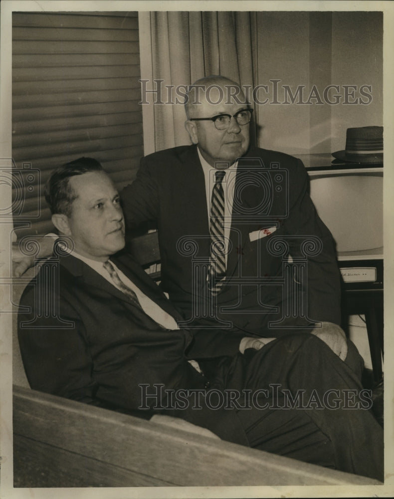 1960 Press Photo W. Guy Hardwick, attorney and unidentified man, Dothan, Alabama - Historic Images