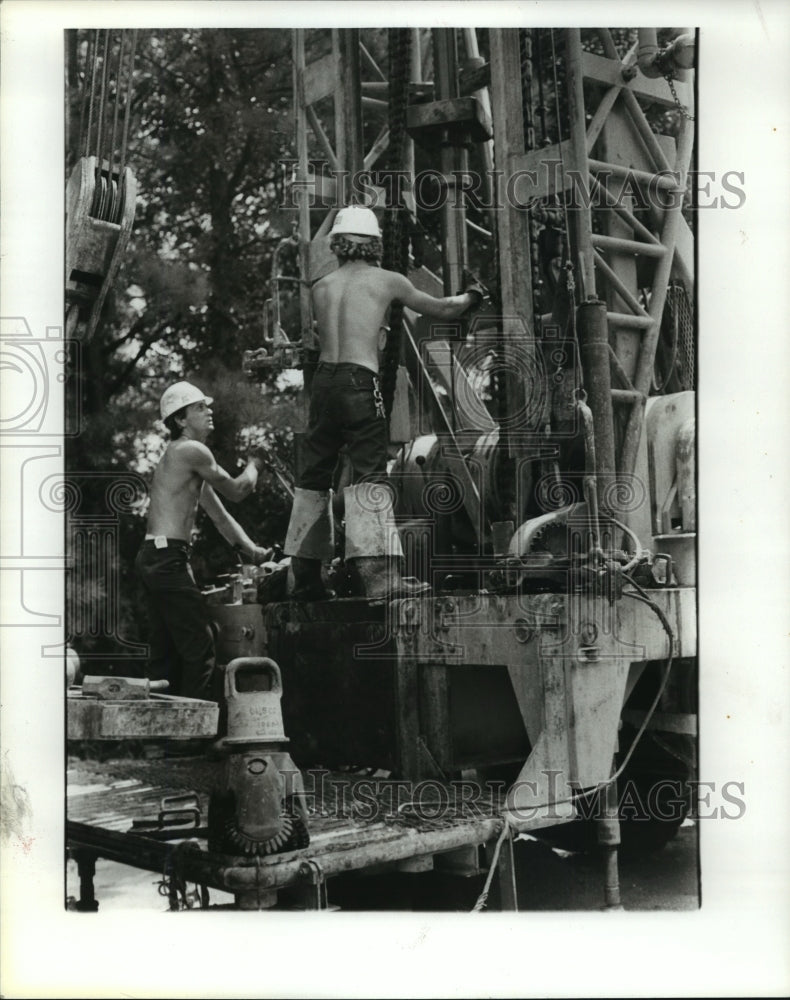 1979, Workers keep drill going at Helena well, Alabama - abna13746 - Historic Images