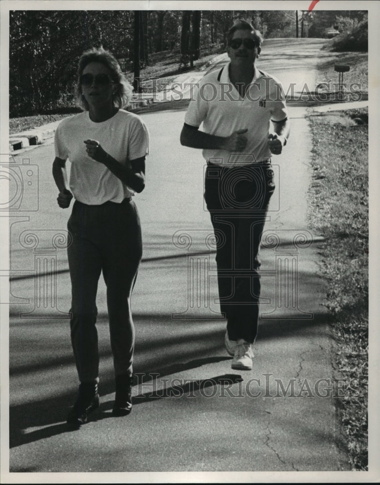 Press Photo Jay and Bonnie Phelan jogging in Thomas Acres, Bessemer, Alabama - Historic Images