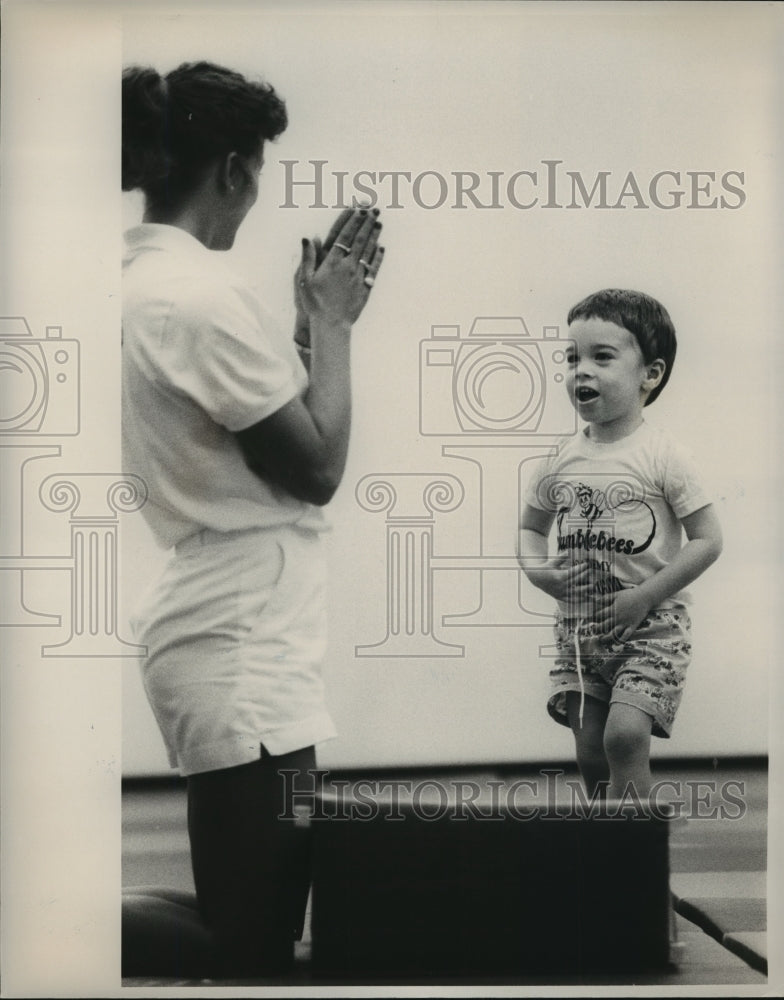 1987 Press Photo Lisa Bates encouraging Andrew Bartlett to exercise, Alabama - Historic Images