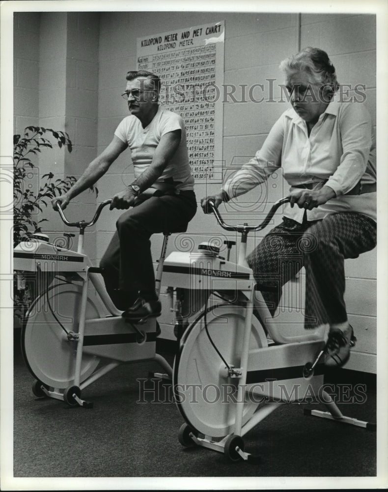 1981 Press Photo Ralph Newman, Margaret Trammell on bicycle ergometers, Alabama - Historic Images