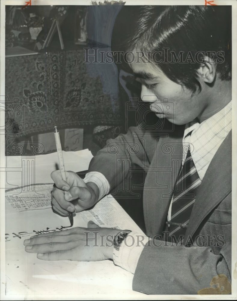 1978, Li Yanp-Kuei writes names of onlookers in Chinese, Huntsville - Historic Images