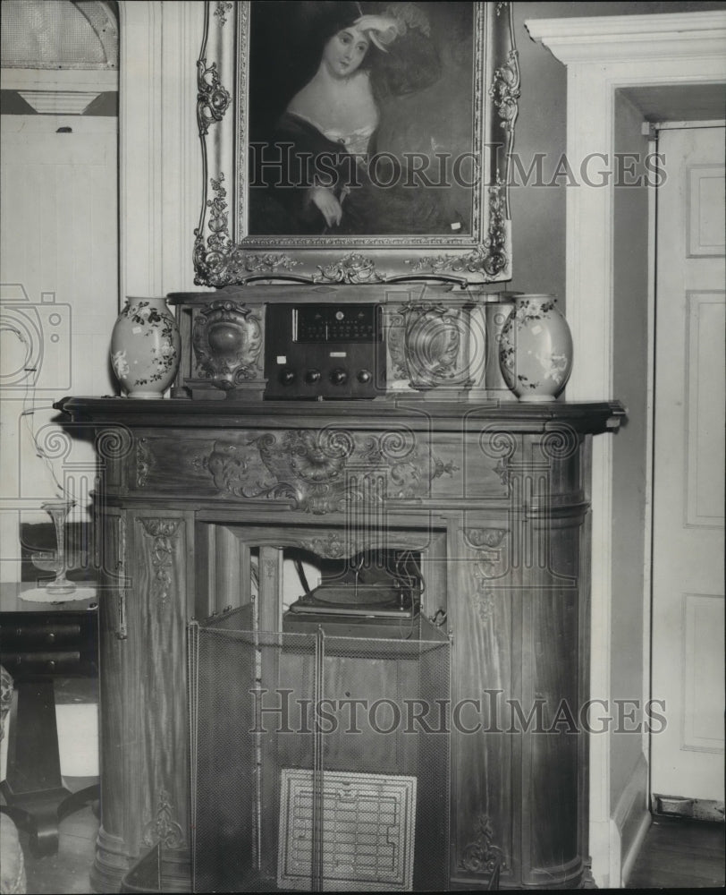 1950 Rare fireplace mantle made of Chittem wood, Huntsville, Alabama - Historic Images