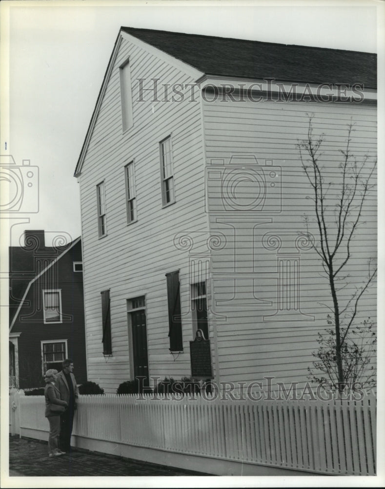 1981, Visitors at Constitution Hall site, Huntsville, Alabama - Historic Images