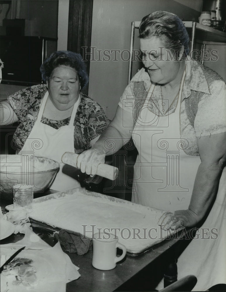 1980, Helen Champion and Dorothy Hastings make biscuits at Eunice&#39;s - Historic Images