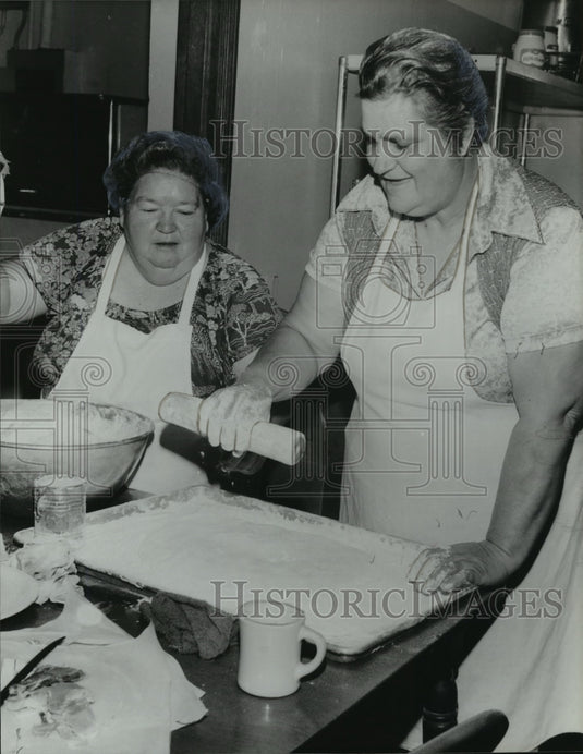 1980, Helen Champion and Dorothy Hastings make biscuits at Eunice's - Historic Images