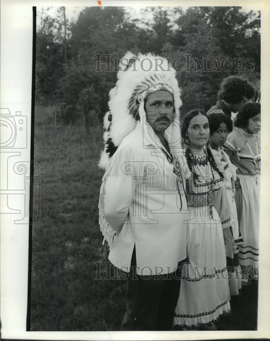 1980 Mowa Chief Framon Weaver and dancers at festival - Historic Images