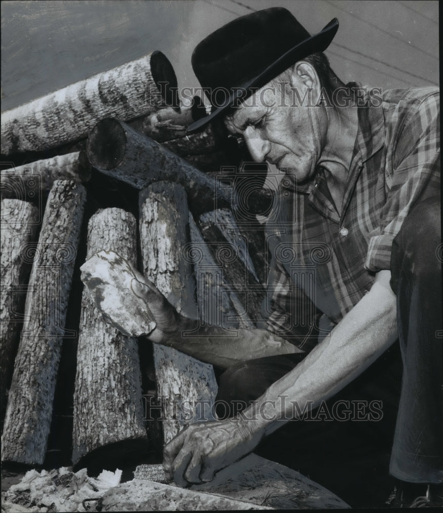 1967 Press Photo Bob Henry shreds corn cobs - abna13830 - Historic Images