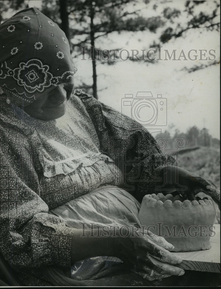 1965 Press Photo Mrs. Sweeney Willis creates pottery - abna13831 - Historic Images