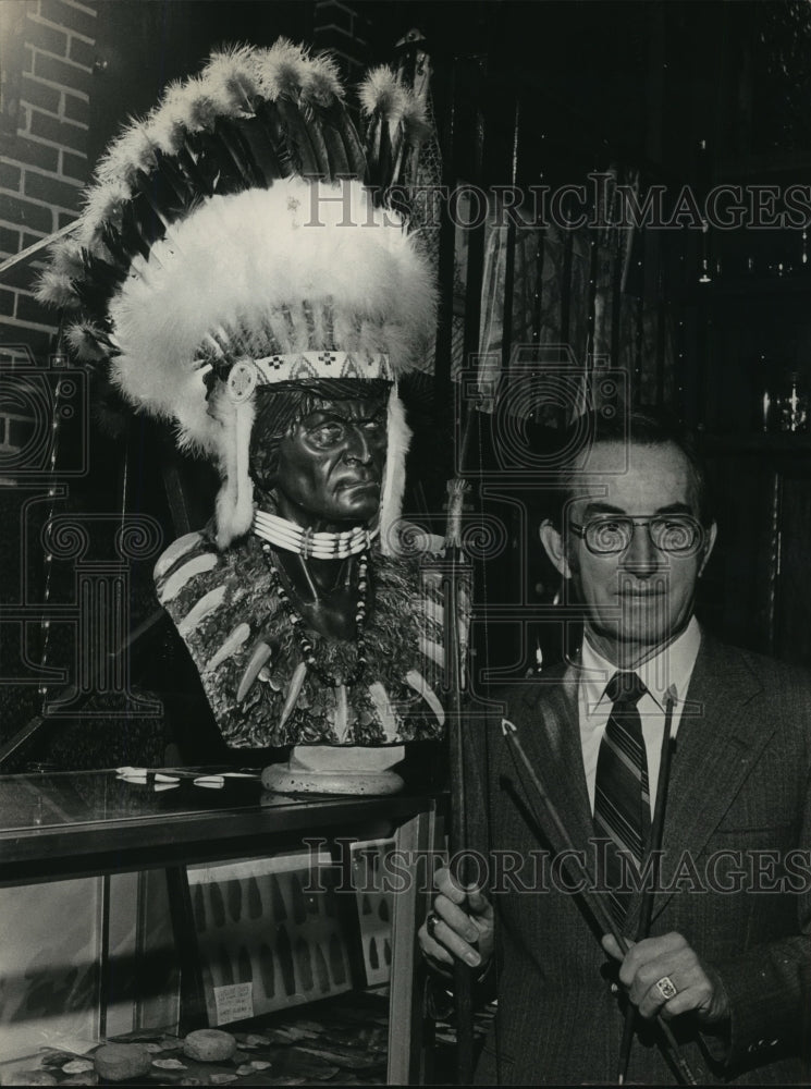 1984 Press Photo &#39;Brave Bear&#39; with Indian headdress and breastplate, Alabama - Historic Images