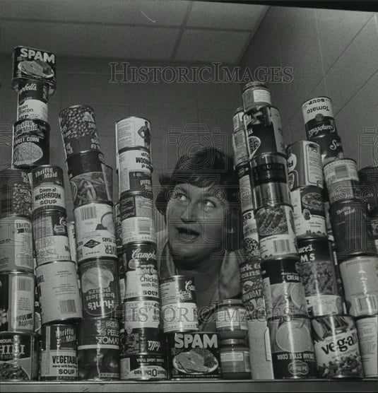 1979 Press Photo Charlotte Lusco, Food for Hurricane Frederic Victims, Alabama - Historic Images
