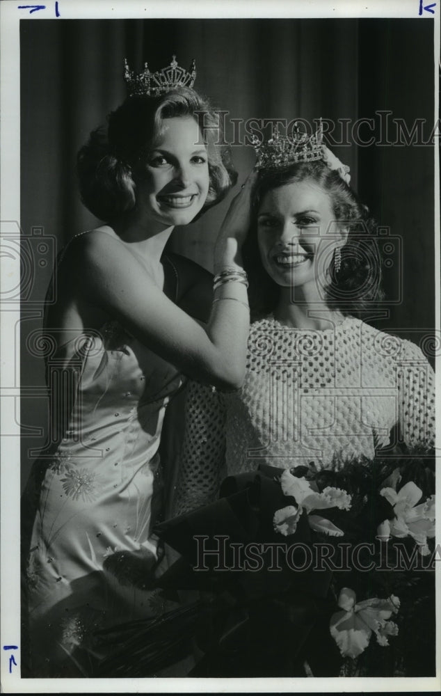 1981, Miss Alabama Pheobe Stone poses with another model - abna13878 - Historic Images