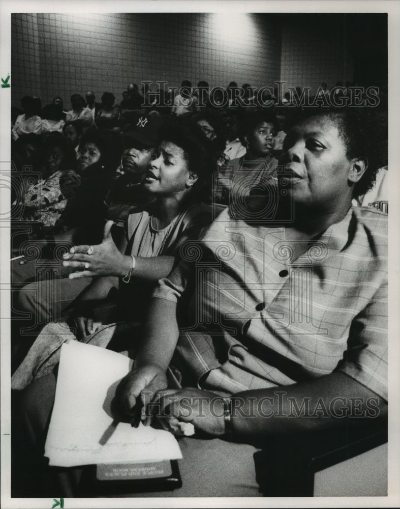 1989 Jacqueline Gothwright Speaks at Minor School Meeting, Alabama - Historic Images