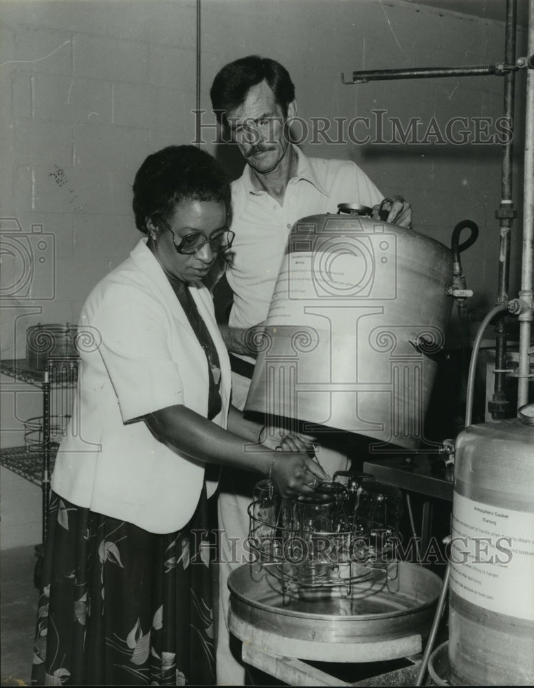 1981 Press Photo E. Elliot &amp; Hillsboro, AL mayor Carnell Terry, jar sterilizer - Historic Images