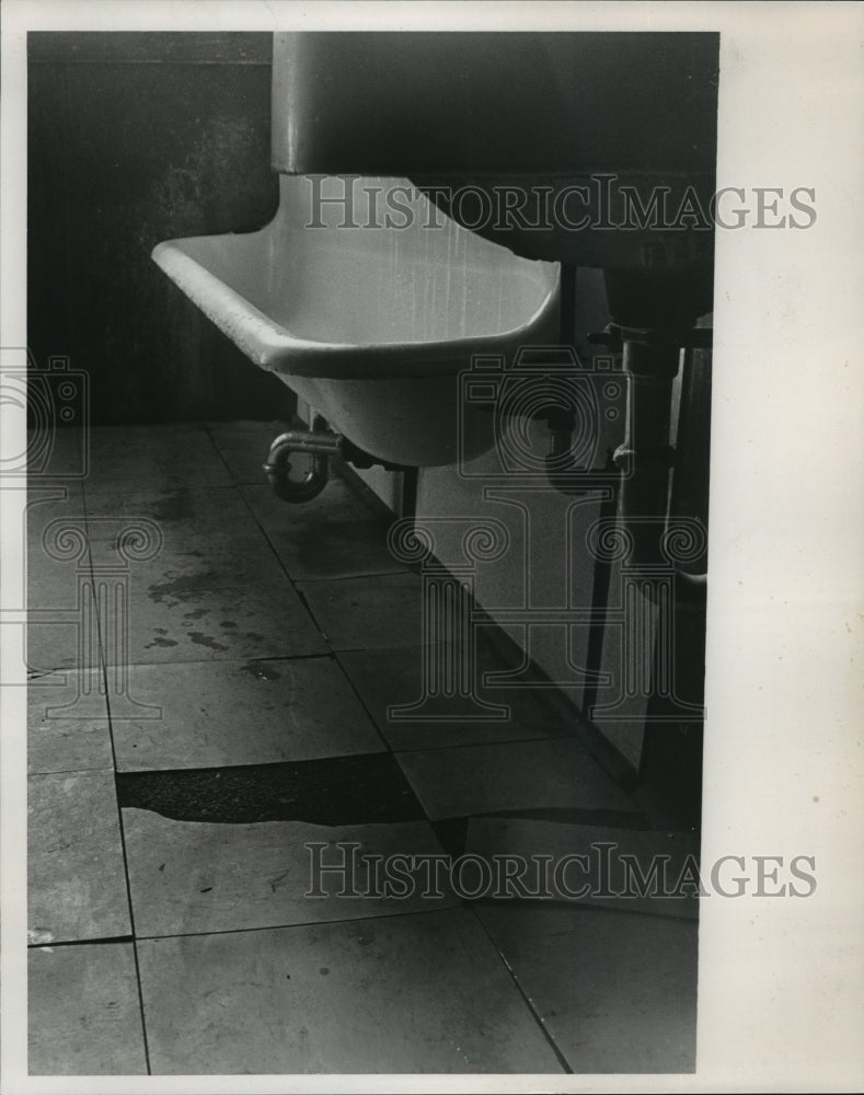 1986, Jefferson County Scools, Pleasant Grove Elementary, Boy&#39;s sink - Historic Images