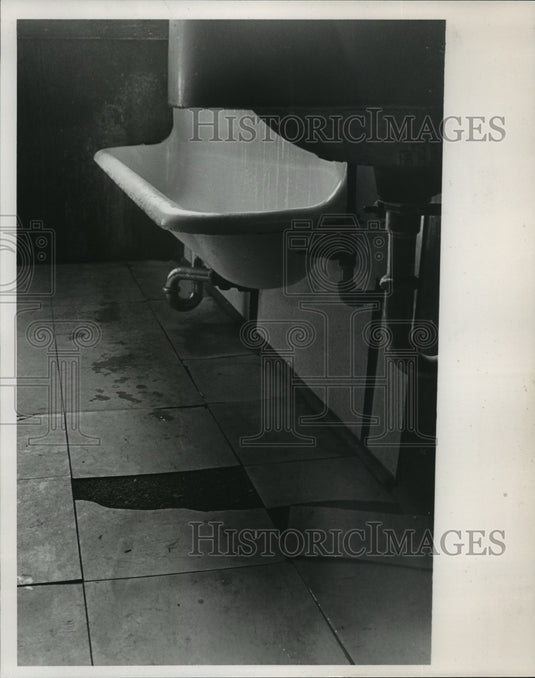 1986, Jefferson County Scools, Pleasant Grove Elementary, Boy's sink - Historic Images