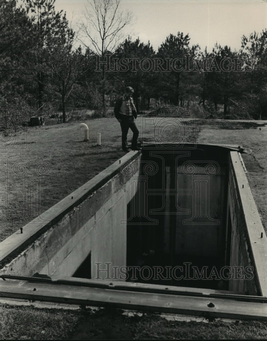 1983 Press Photo Man standing outside Underground House - abna14031 - Historic Images