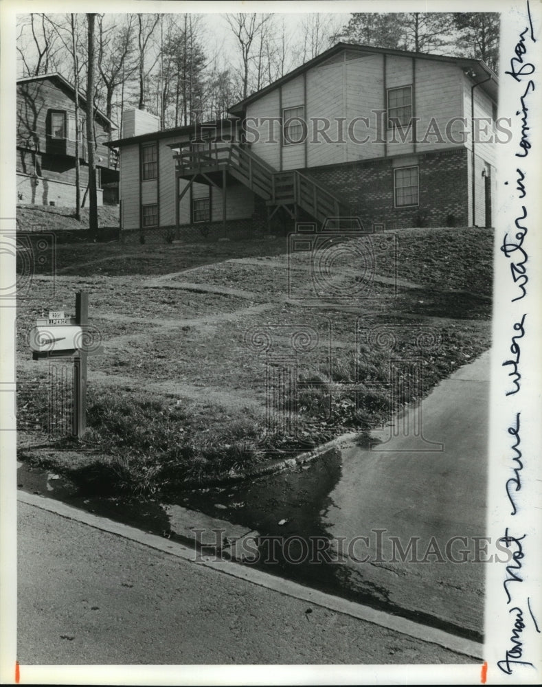 1980 Press Photo house in Alabama with water leaking down the driveway - Historic Images