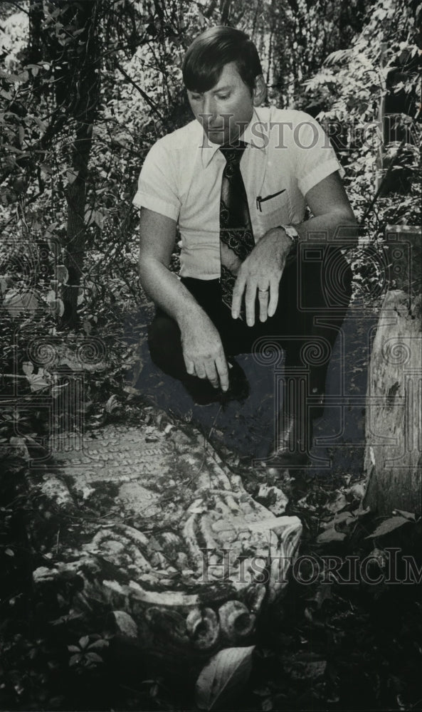 1978 Damaged headstone at cemetery in Hagood&#39;s Crossroads,  Alabama - Historic Images