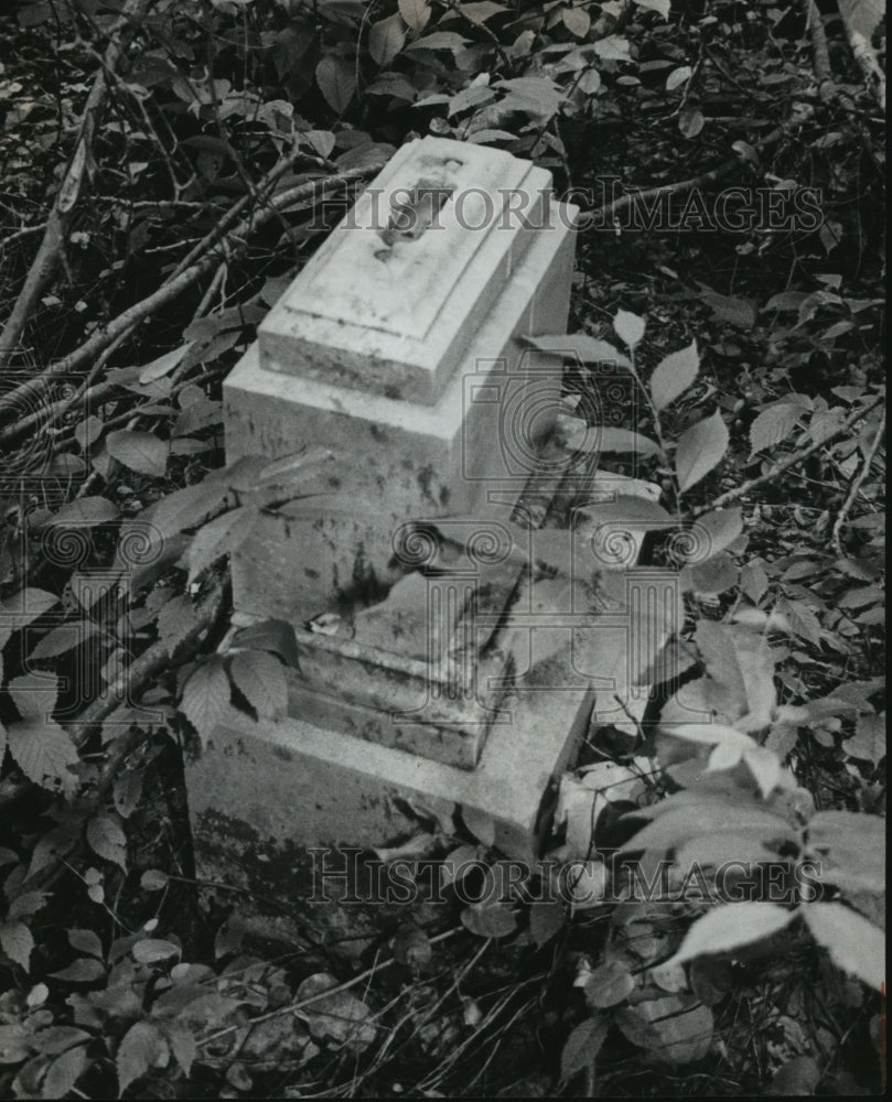 1978, Damaged headstone at cemetery near Hagood&#39;s Crossroads, Alabama - Historic Images