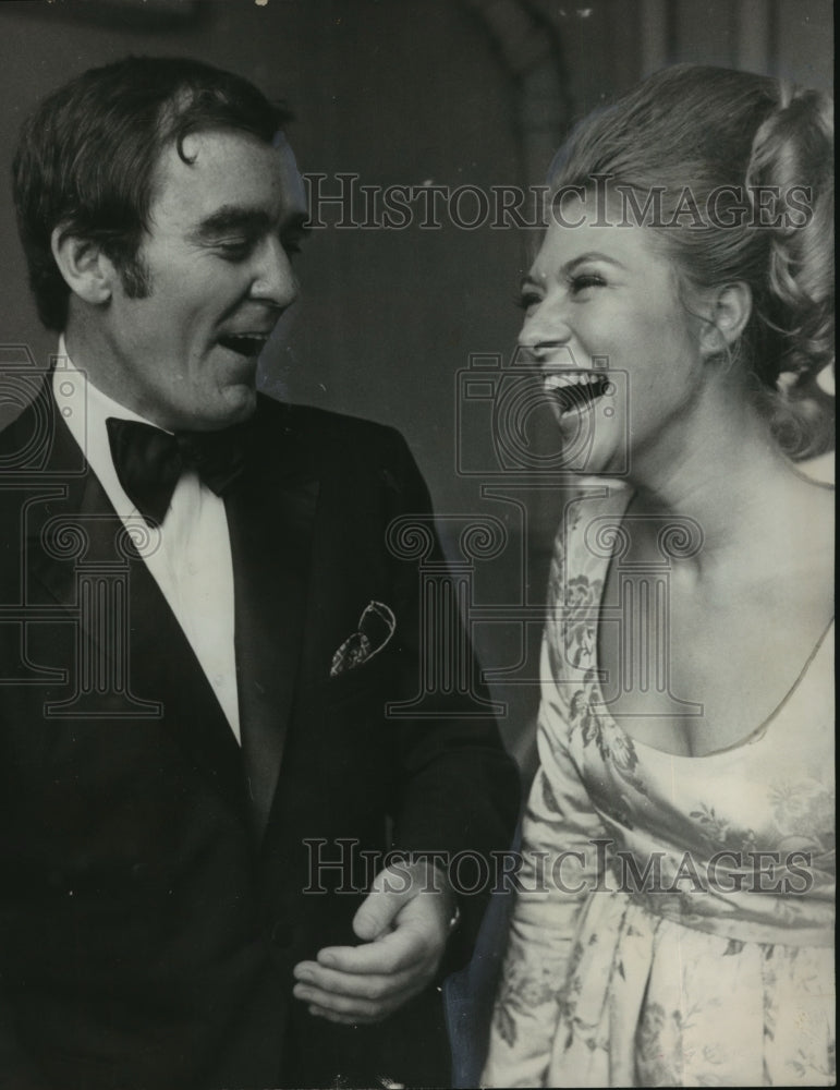 1970 Press Photo Miss Alabama, Suzanne Dennie &amp; Fashion Expert Ken O&#39;Keefe - Historic Images