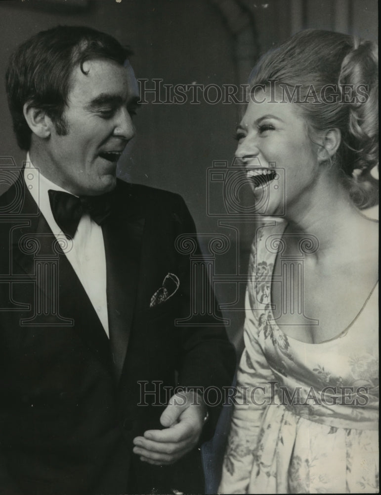 1970 Press Photo Miss Alabama, Suzanne Dennie & Fashion Expert Ken O'Keefe - Historic Images