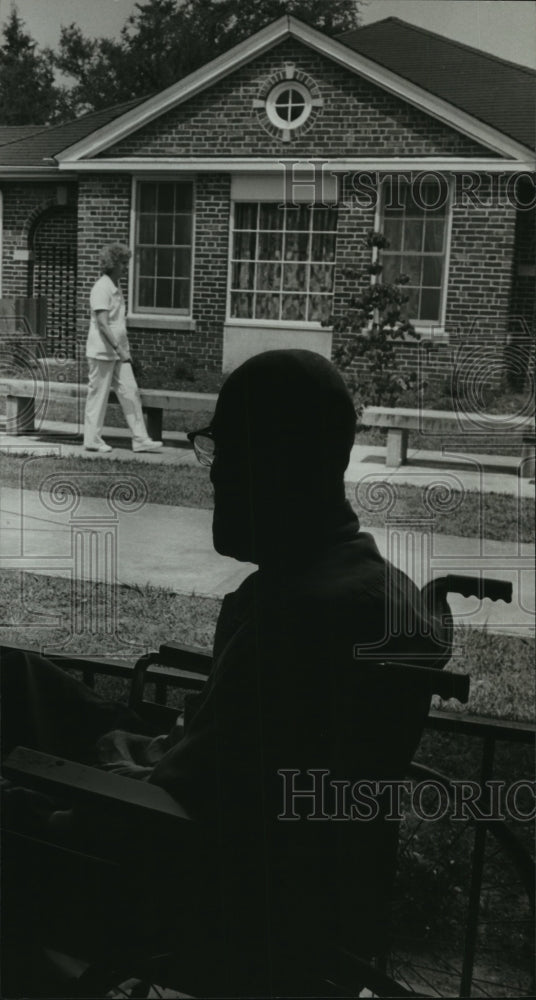 1980 Press Photo Nurse and silhouette of patient at Ketona Nursing Home, Alabama - Historic Images