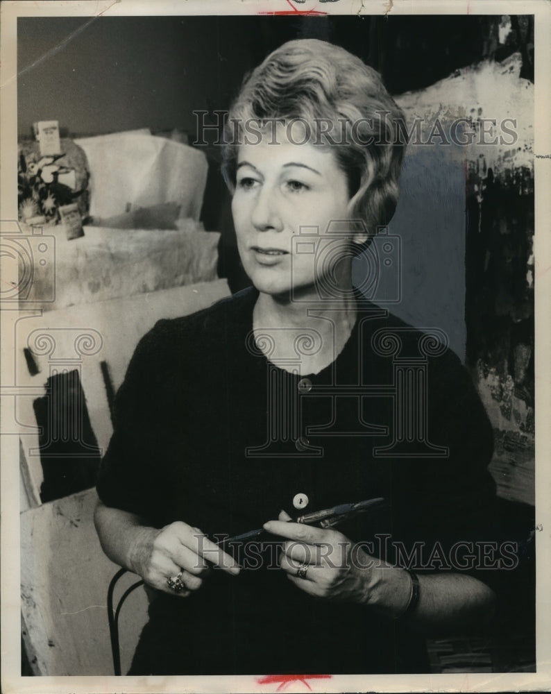 1966 Artist Doris Wainwright Kennedy holds airbrush-Historic Images