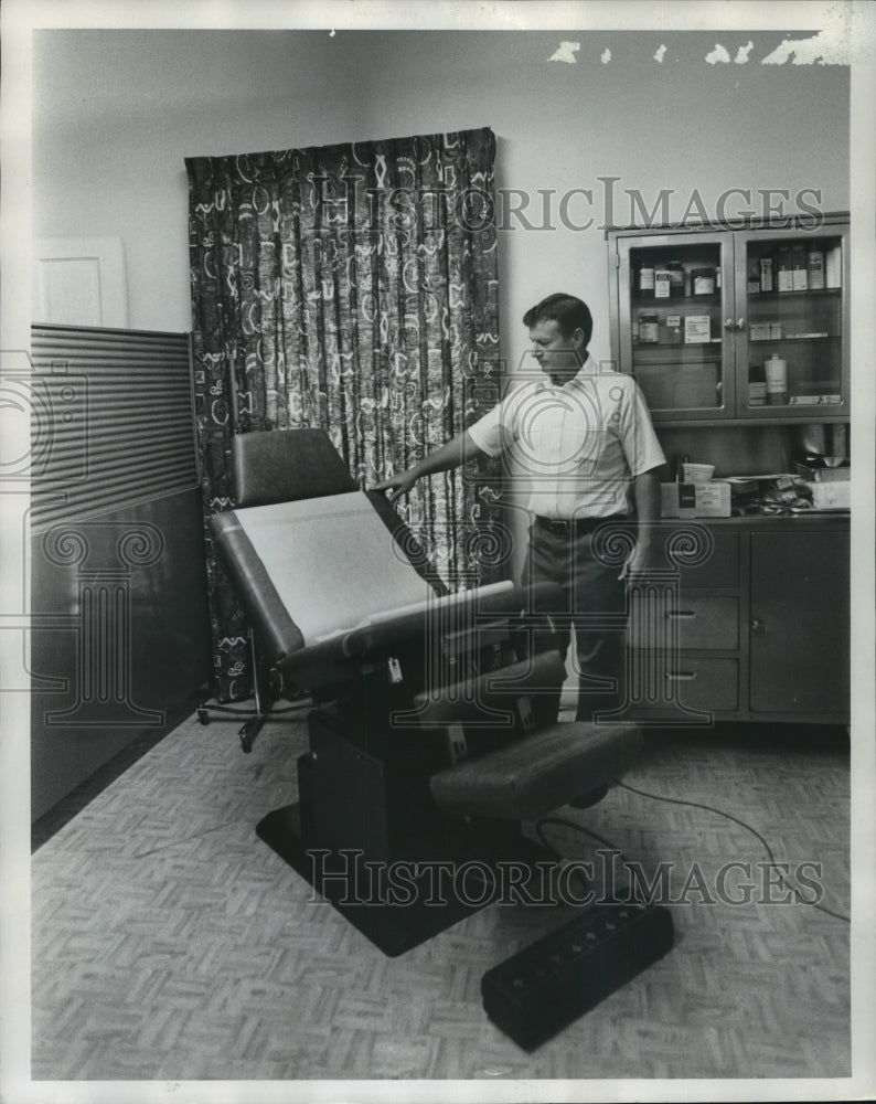 1978 Bryant checks equipment at Lincoln Health Clinic, Alabama - Historic Images