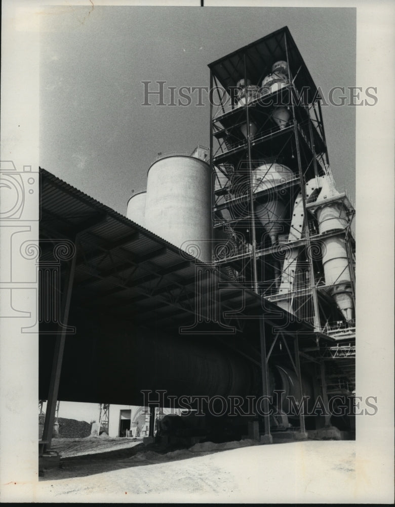 1979 Tower at U.S. Steel's Universal Atlas Cement Company, Leeds, AL - Historic Images