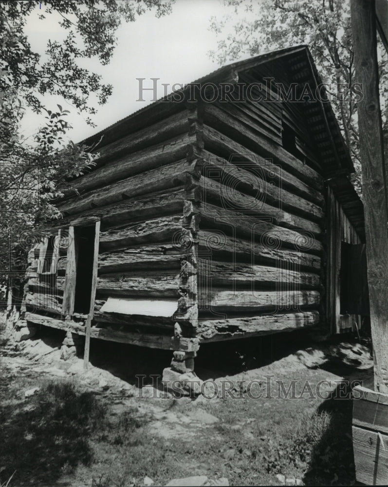 1978 Old log building on Jefferson County farm-Historic Images