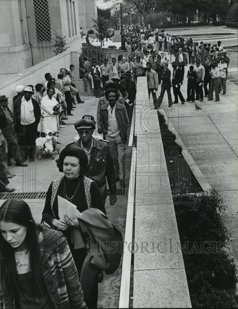 1978, Many people i line at Jefferson County courthouse - abna14241 - Historic Images