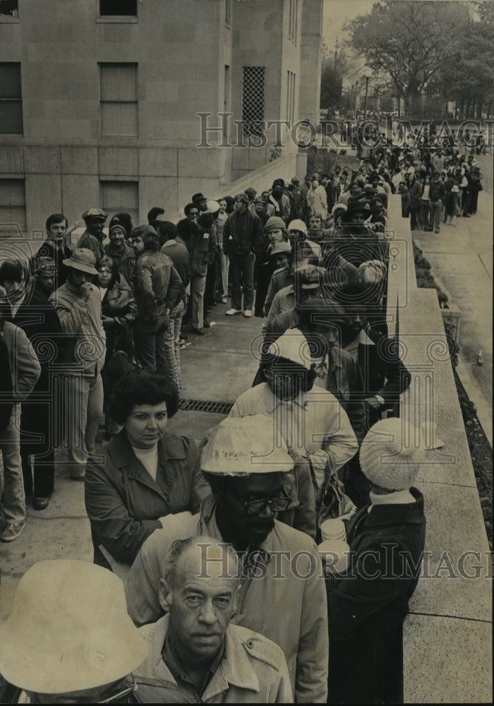 1977, Many people in line outside Jefferson County courthouse - Historic Images