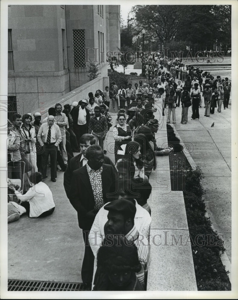 1976, Many people in line outside Jefferson County courthouse - Historic Images