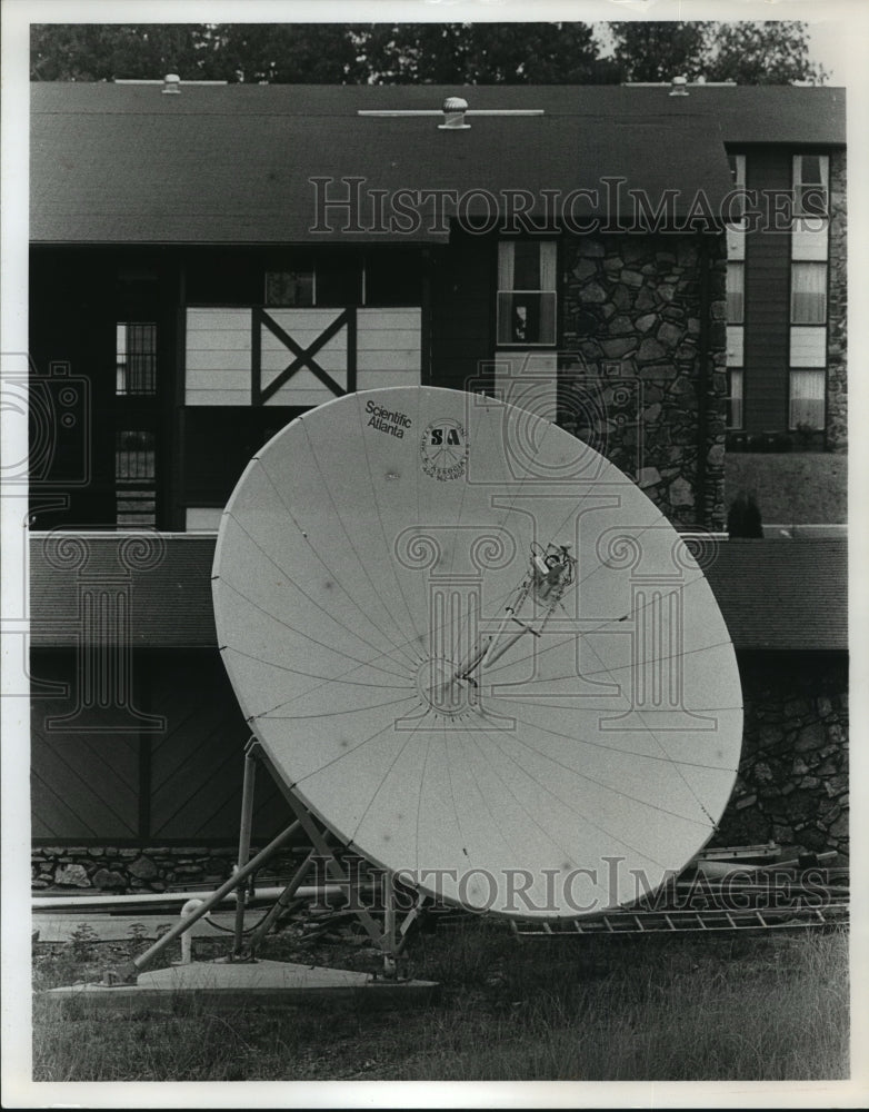 1984 Press Photo Satellite dish at Ski Lodge III apartments, Homewood, Alabama - Historic Images
