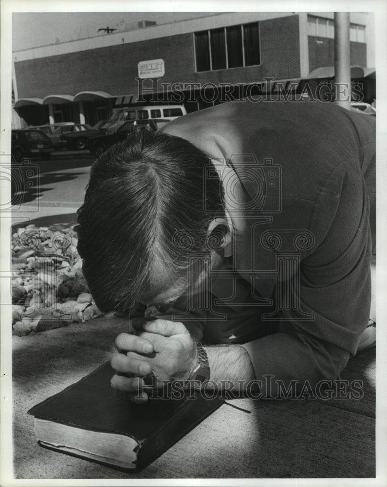 1982, Reverend Ussery praying, Summit Medical Center, Birmingham, AL - Historic Images