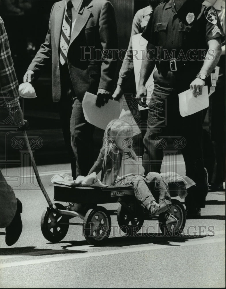 1979 Press Photo Child in wagon at Birmingham city employees strike - abna14318 - Historic Images