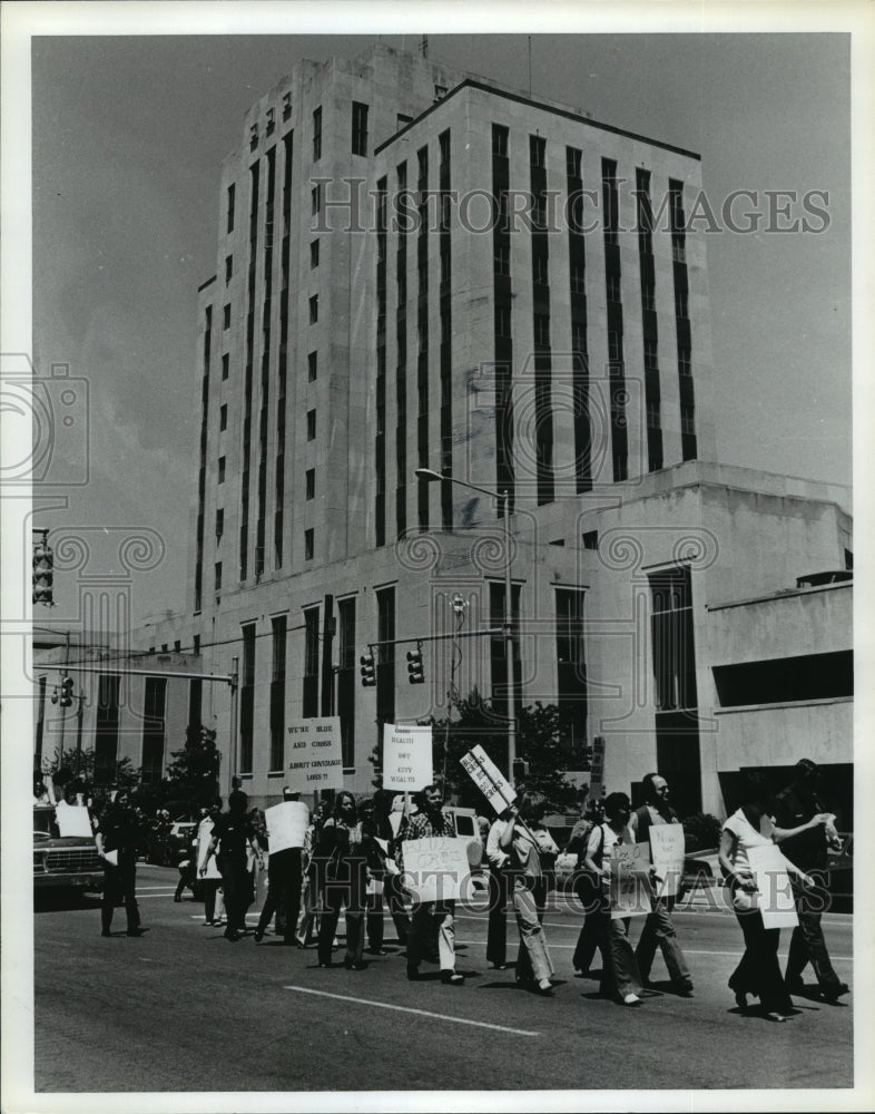 1979 Birmingham city employees picket in street-Historic Images